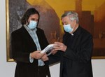 MONS. JOSIP MRZLJAK POSJETIO GRADONAČELNIKA I POKLONIO MU ZBORNIK